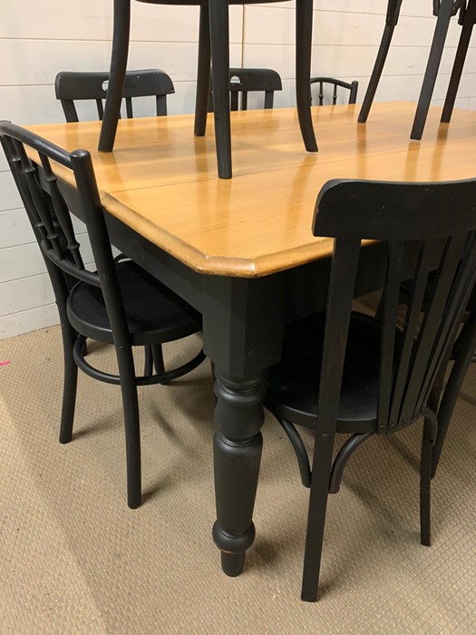 Farmhouse table with painted legs and bistro chairs (H74cm W180cm D113cm) - Image 2 of 3