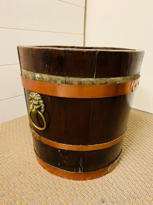 A George III Style mahogany and brass bound peat bucket (30 cm H) - Image 2 of 4