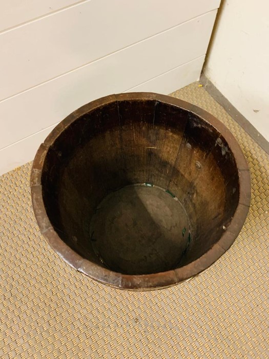 A George III Style mahogany and brass bound peat bucket (30 cm H) - Image 3 of 4