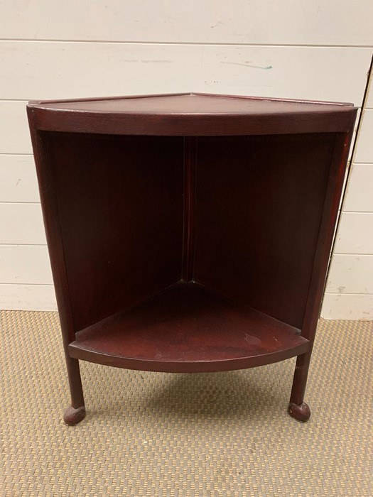A small corner unit with turned feet (H64cm W55cm) - Image 3 of 4