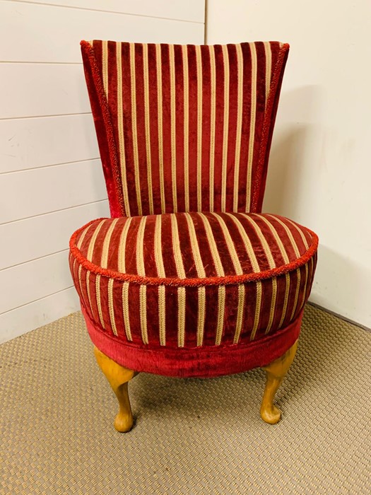 An red and striped upholstered bedroom chair on cabriole legs (H77cm)