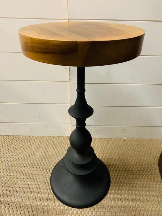 A side table on a metal stand and oak top (H62cm Dia30cm)