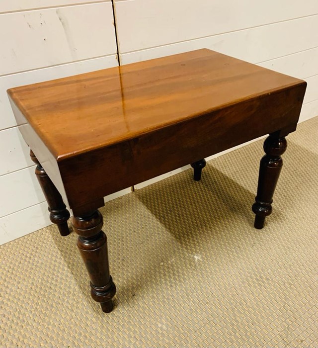 A Commode stool with shaped pot on turned legs. (H 46 cm x D 37 cm x W 59 cm) - Image 2 of 3