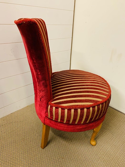 An red and striped upholstered bedroom chair on cabriole legs (H77cm) - Image 4 of 4