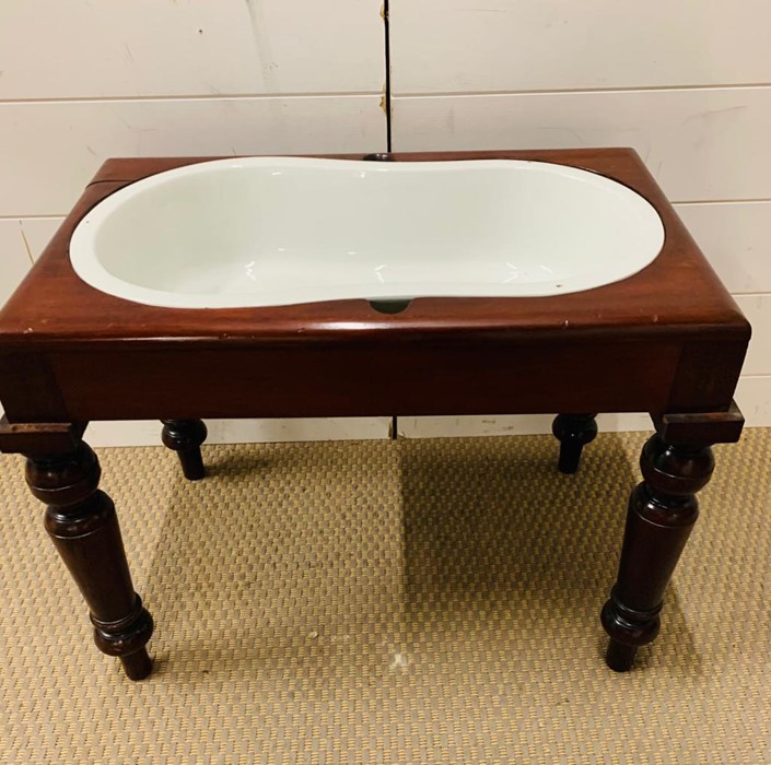 A Commode stool with shaped pot on turned legs. (H 46 cm x D 37 cm x W 59 cm) - Image 3 of 3