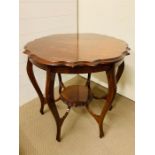 A centre table in the manner of Sheraton (Diameter 77 cm x Height 72 cm)