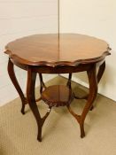 A centre table in the manner of Sheraton (Diameter 77 cm x Height 72 cm)