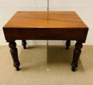 A Commode stool with shaped pot on turned legs. (H 46 cm x D 37 cm x W 59 cm)