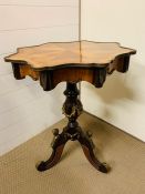 A mahogany tripod table with marquetry to top, brass swags and leaves to base (H79cm Dia65cm)