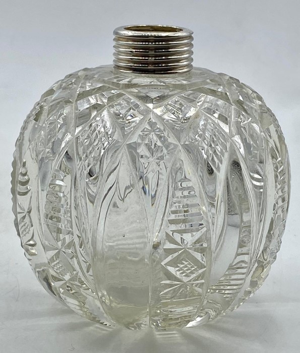 A Silver topped scent bottle, indistinct hallmark possibly Birmingham 1876. - Image 2 of 5