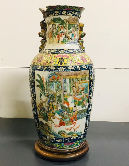 A large vase of slightly ribbed baluster form and folded rim with 'Famille verte' enamelled - Image 8 of 9