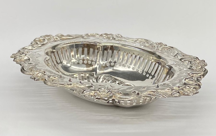 A silver pierced bowl by William Hutton & Sons Ltd, dated London 1905. - Image 5 of 6