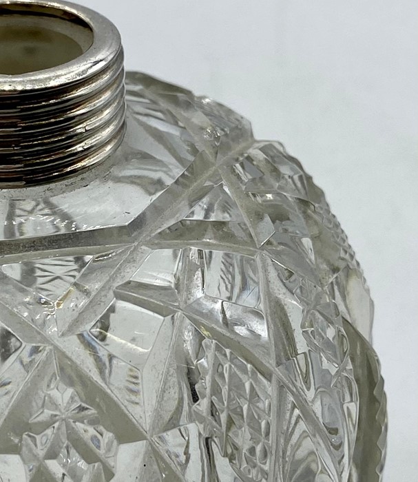 A Silver topped scent bottle, indistinct hallmark possibly Birmingham 1876. - Image 3 of 5