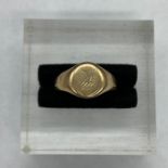 A 9ct gold signet ring (2.5g) L 1/2