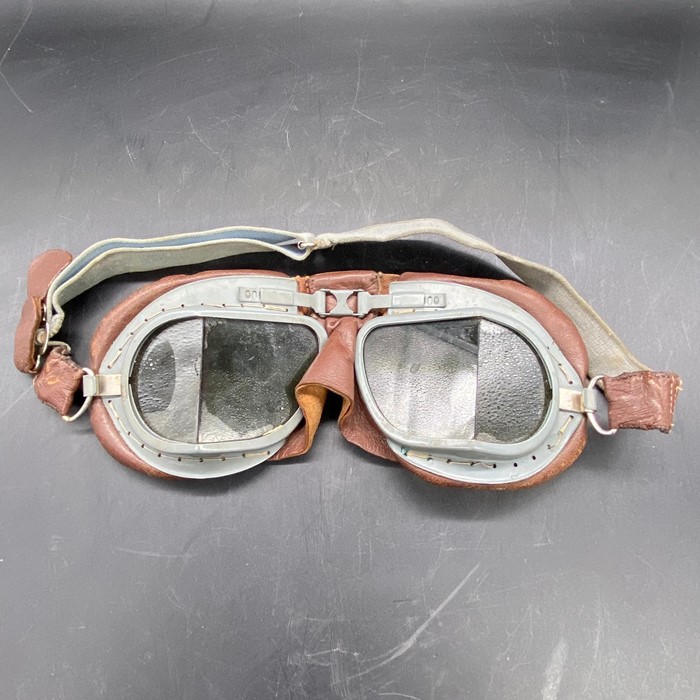 A Boxed set of WWII RAF Flying Goggles Mk. VIII - Image 2 of 3