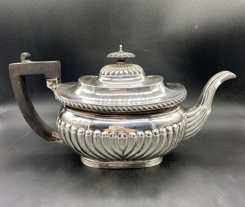 A Three piece silver tea set to include teapot, milk jug, sugar bowl (Arthur & John Zimmerman) Total - Image 3 of 8