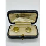A Boxed pair of 18ct yellow gold shirt studs, boxed (2g)