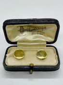 A Boxed pair of 18ct yellow gold shirt studs, boxed (2g)