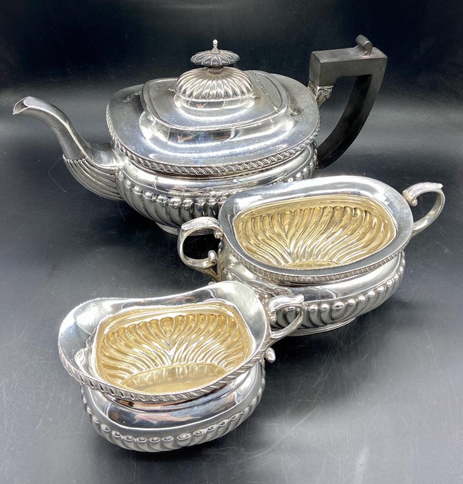 A Three piece silver tea set to include teapot, milk jug, sugar bowl (Arthur & John Zimmerman) Total - Image 2 of 8