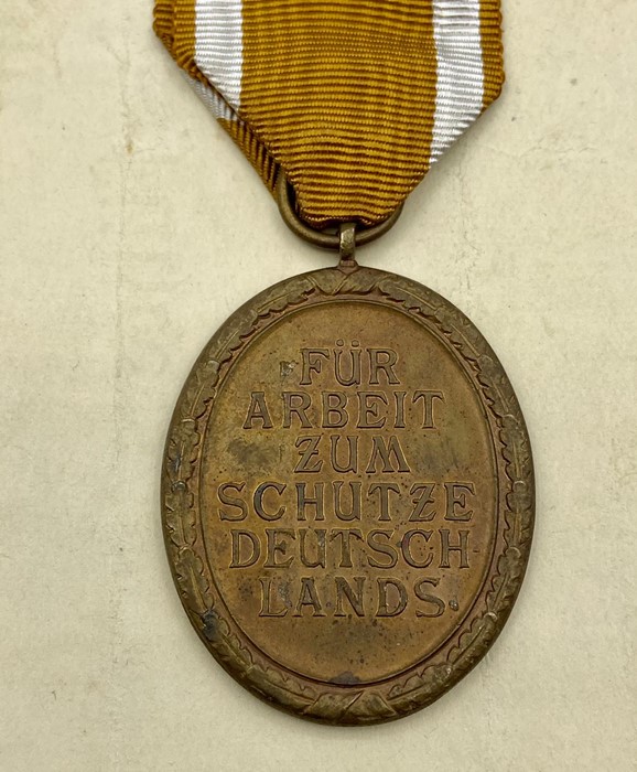 German West Wall medal in packet of issue with medal certificate - Image 2 of 4