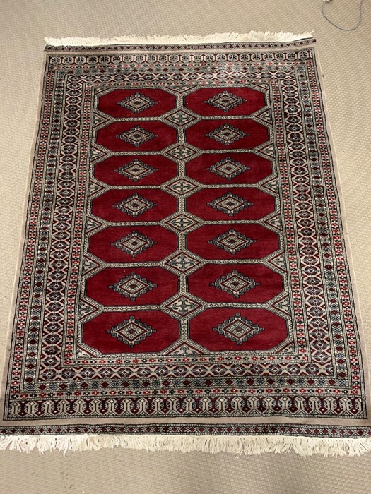 A Pakistan wool rug (130cm x 175cm)