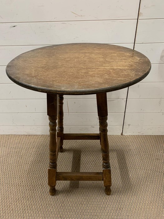 An oak circular table (H78cm Dia60cm)