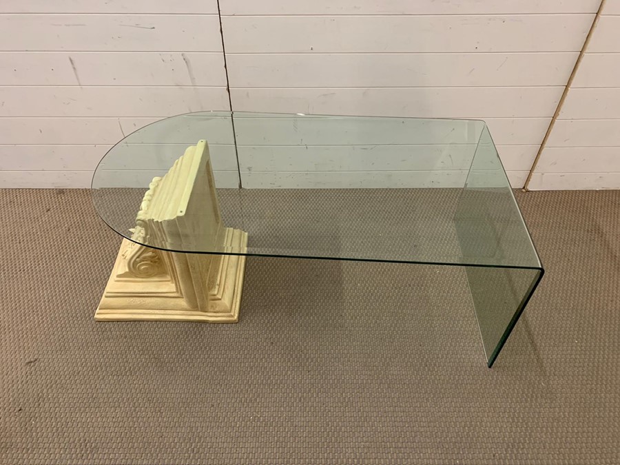 A contemporary glass coffee table with a decorative scrolled end (H49cm W120cm D65cm) - Image 2 of 7