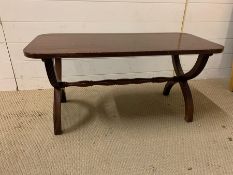 A mahogany coffee table with cross legs (H44cm W92cm D40cm)