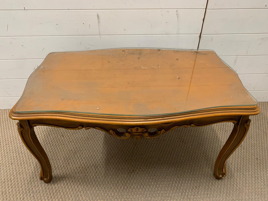 A glass topped coffee table with carved detail to legs (86cm x 55cm x 44cm) - Image 2 of 3