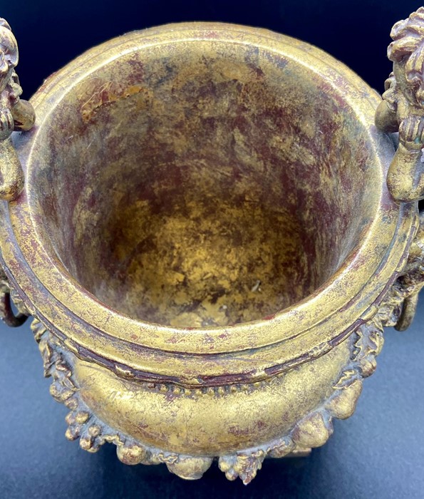 A gilt decorative modern urn with sitting angel cherubs to sides - Image 4 of 4