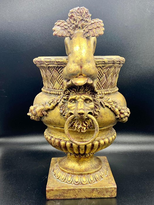 A gilt decorative modern urn with sitting angel cherubs to sides - Image 3 of 4
