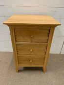 An Oak bedside by Willis and Gambier (H66cm W43cm D38cm)