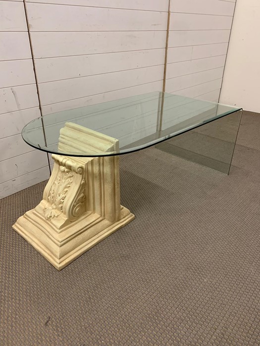 A contemporary glass coffee table with a decorative scrolled end (H49cm W120cm D65cm) - Image 4 of 7