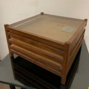 A table top display case or collectors case (H23cm W39cmsq)