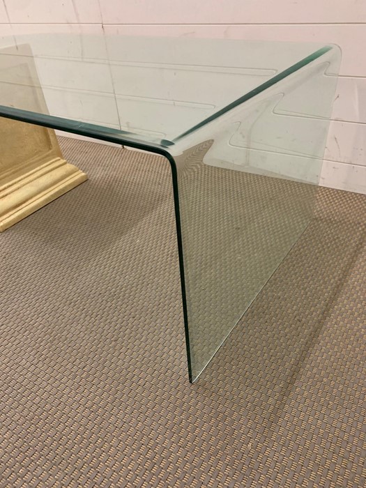 A contemporary glass coffee table with a decorative scrolled end (H49cm W120cm D65cm) - Image 6 of 7