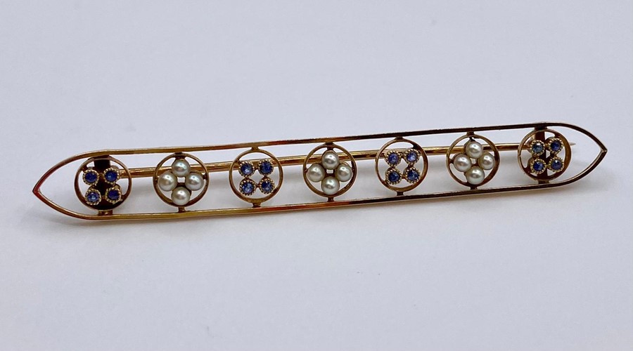 A Gold Bar brooch with seed pearls and sapphires. 6cm L - Image 7 of 10