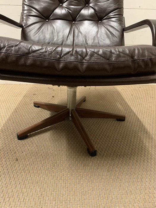 A Mid Century leather swirl chair - Image 2 of 4