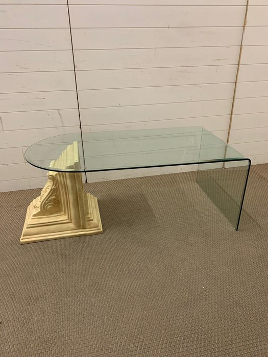 A contemporary glass coffee table with a decorative scrolled end (H49cm W120cm D65cm) - Image 7 of 7