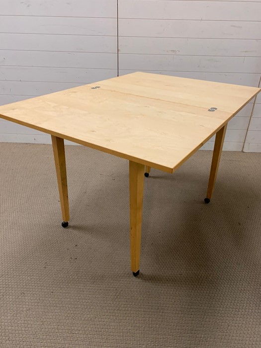 A pine fold out kitchen table - Image 5 of 5