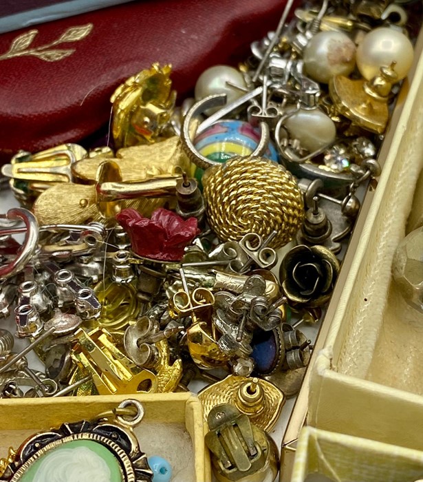 A large selection of costume jewellery and cuff links - Image 2 of 4