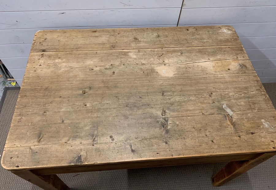 A reclaimed pine kitchen table (H76cm W123cm D80cm) - Image 3 of 3