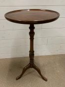 A mahogany occasional table or wine table on turned centre support (H73cm Dia37cm)