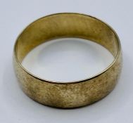 A 9ct gold wedding ring (2.6g Total Weight) Size P