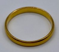 A 22ct yellow gold wedding ring (2.4g) Size O