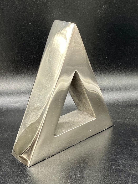 A pair of triangular white metal book ends - Image 2 of 3