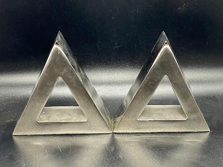 A pair of triangular white metal book ends - Image 3 of 3