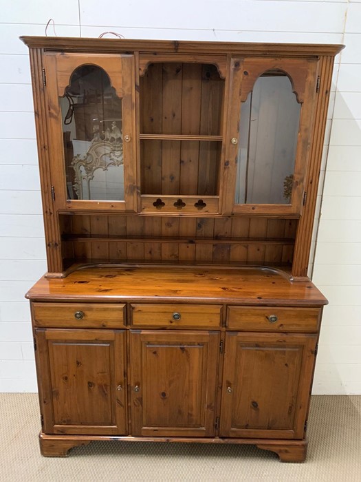 A pine dresser with glazed doors to top and cupboards to base (H190cm W133cm D45cm) - Image 2 of 4