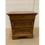 A Lexington bedside cabinet (H70cm W62cm D43cm)