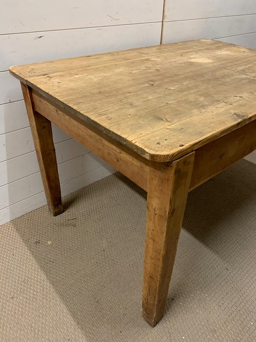 A reclaimed pine kitchen table (H76cm W123cm D80cm) - Image 2 of 3