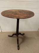 An oak side table on a fluted stem and down swept legs (H72cm W59cm D43cm)